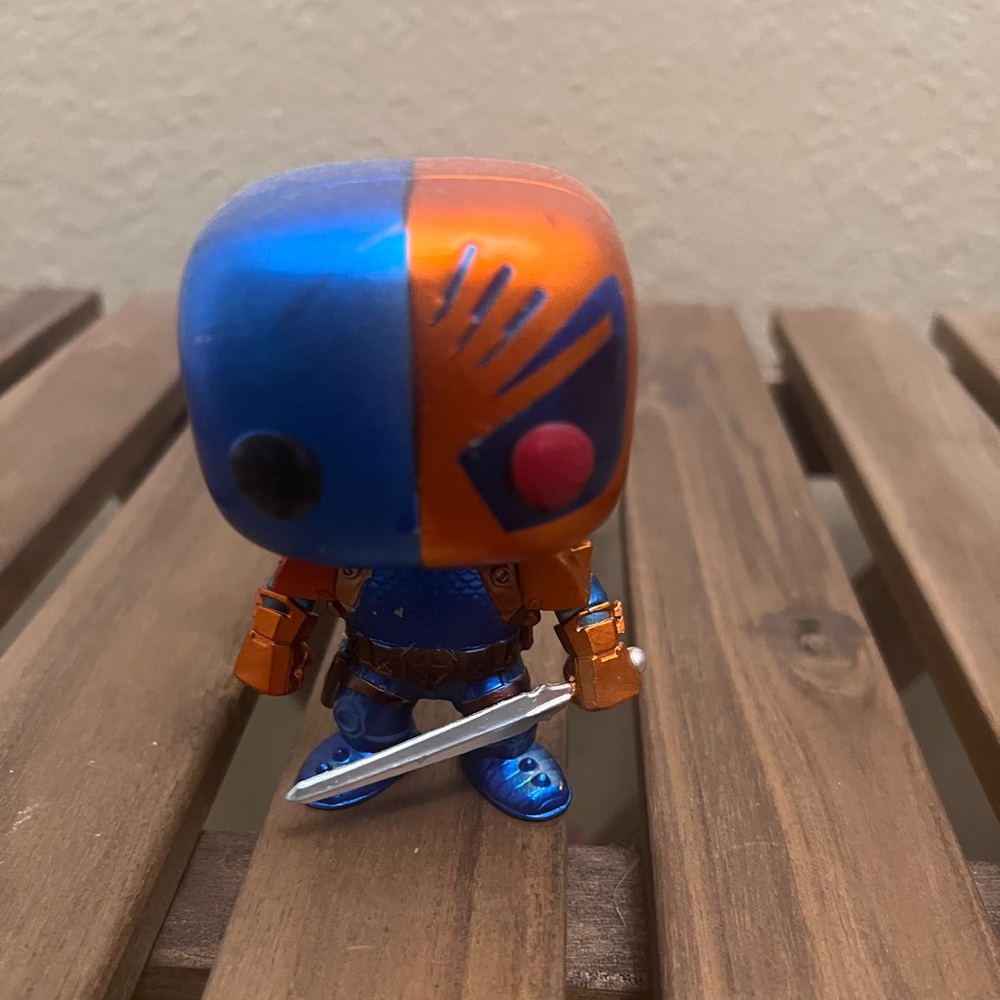 Funko pop death stroke figurine
